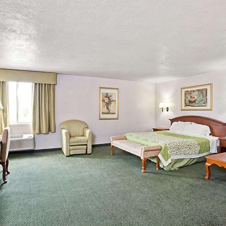 Days Inn & Suites By Wyndham Fullerton Exteriér fotografie