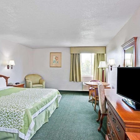 Days Inn & Suites By Wyndham Fullerton Exteriér fotografie