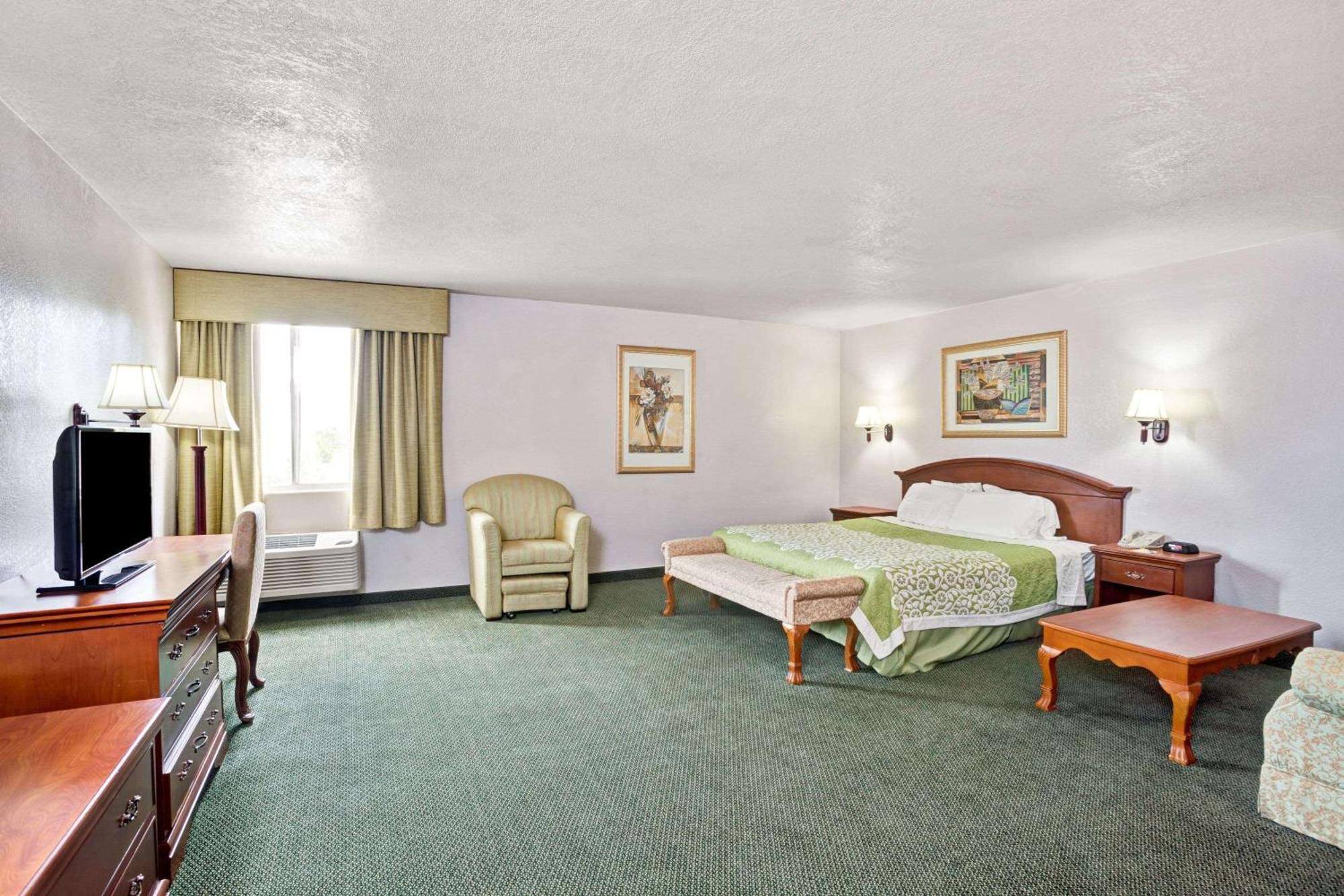 Days Inn & Suites By Wyndham Fullerton Exteriér fotografie