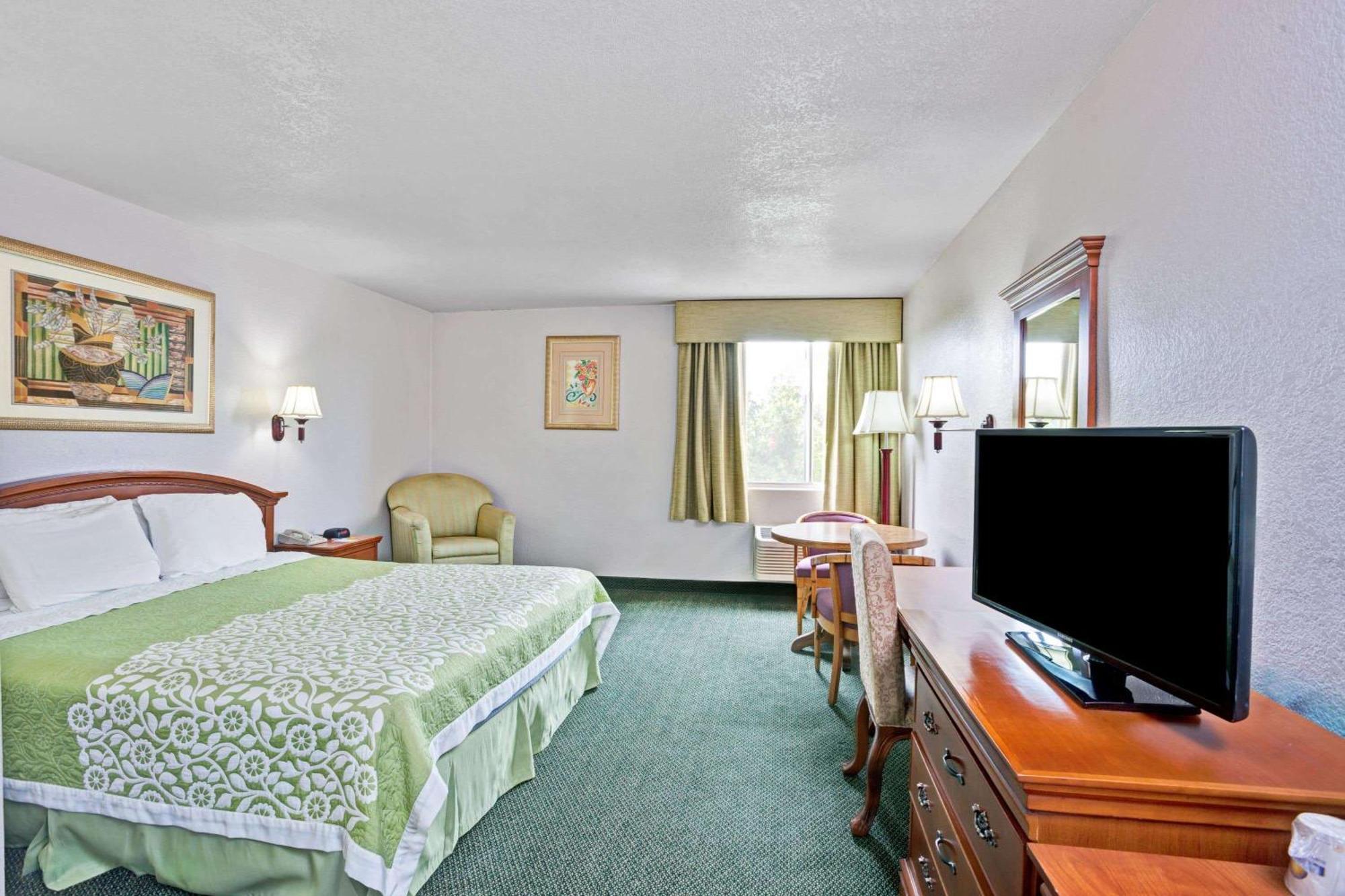 Days Inn & Suites By Wyndham Fullerton Exteriér fotografie